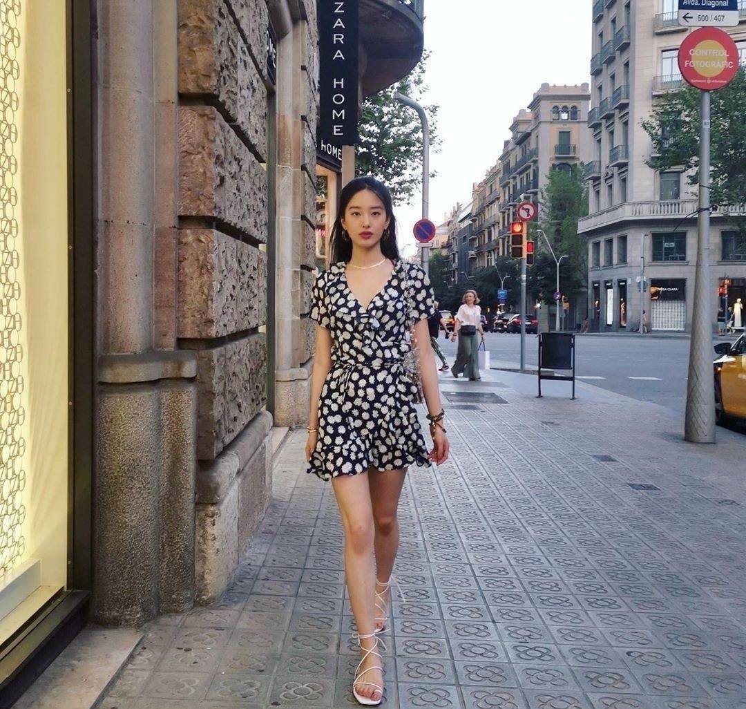 杨采钰巧秀小蛮腰,平平无奇西装外套,但衣服打结凹出时髦感!