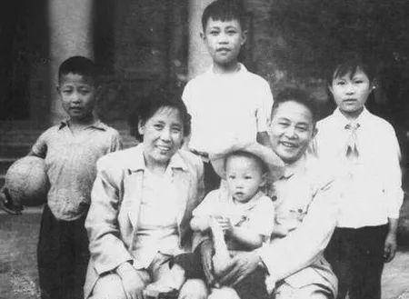 原创被任命副军长很不满他说要当军长不光被满足后来还授予中将