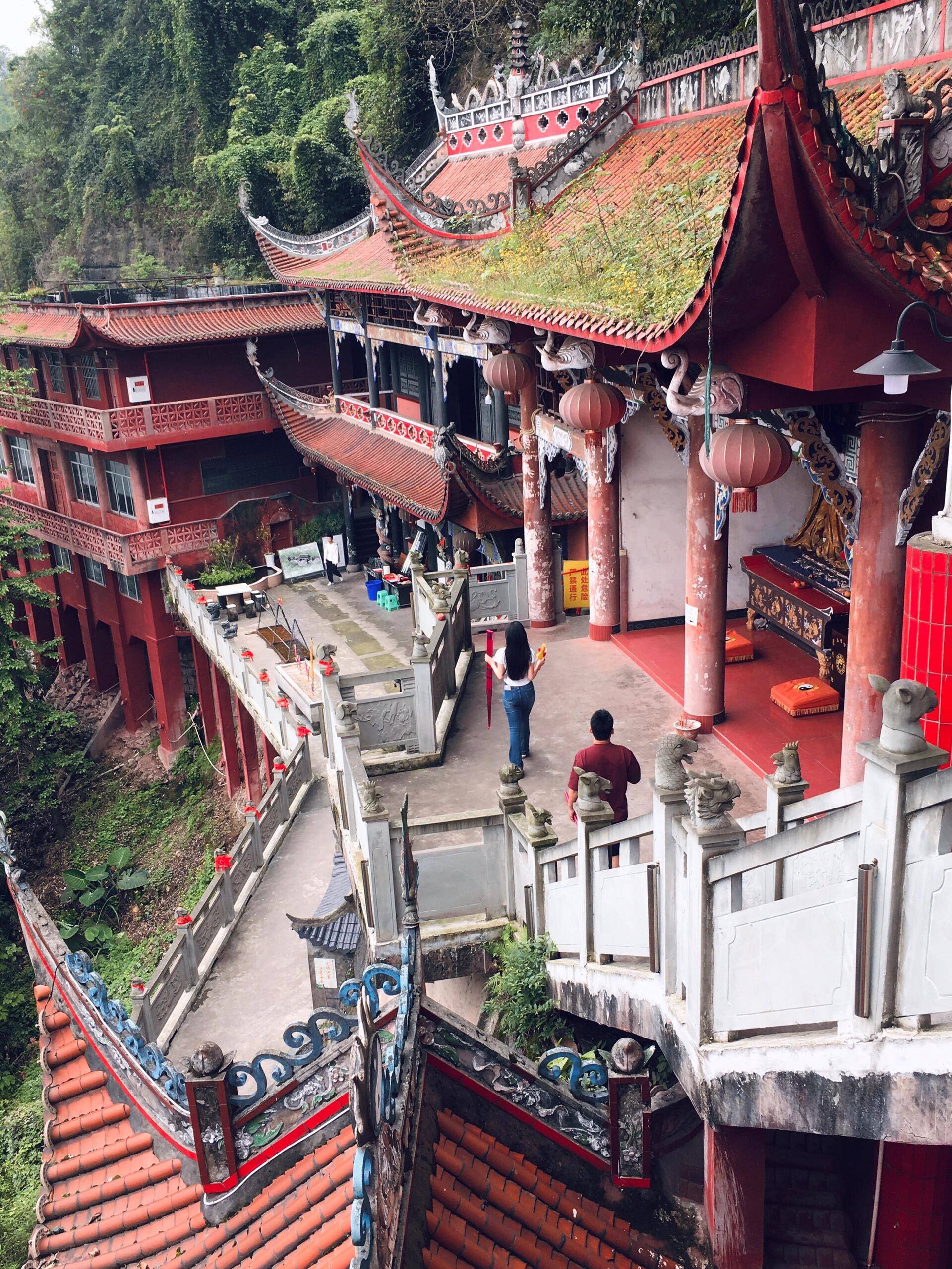 龙泉洞道观建于半山崖壁,一面是嘉陵江,一面是山边悬崖峭壁!