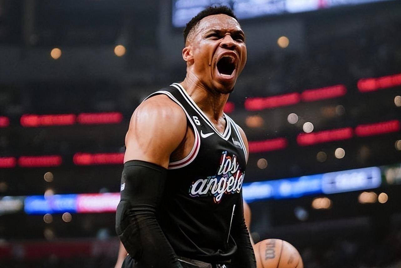 威少狂轰滥炸,明星搭档却低迷不振,篮球赛场惊现巨大!