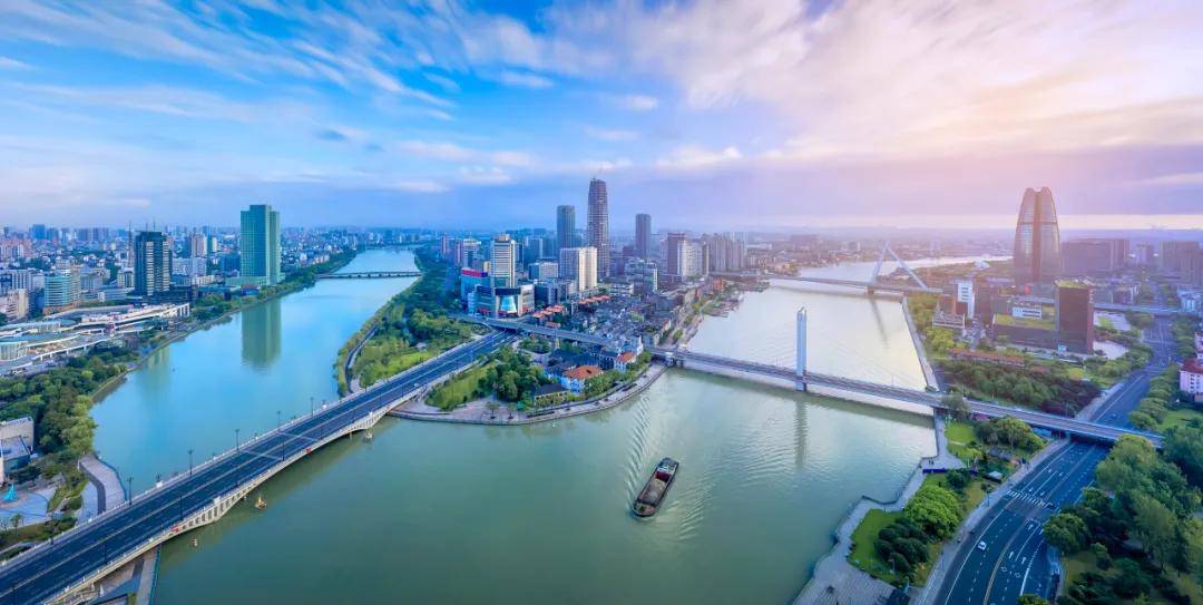 宁波,既藏有江南水乡的诗情画意,也彰显着海港城市的蓬勃力量