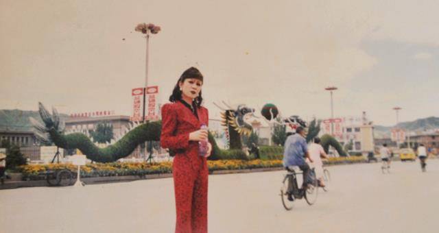 那时,著名的京剧演员胡文阁的反串表演大受欢迎,曾经创下了六场连续不