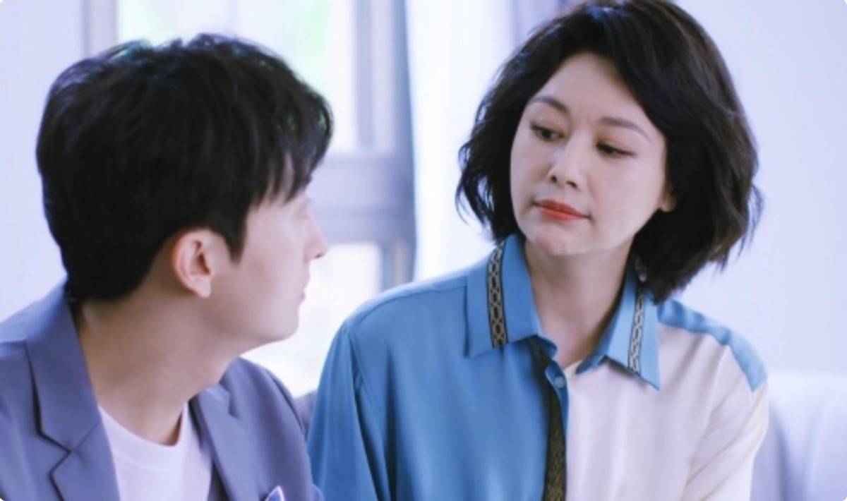 在与何赛飞的同框画面里,就明显能看出邓英整个人都在发光的美貌.