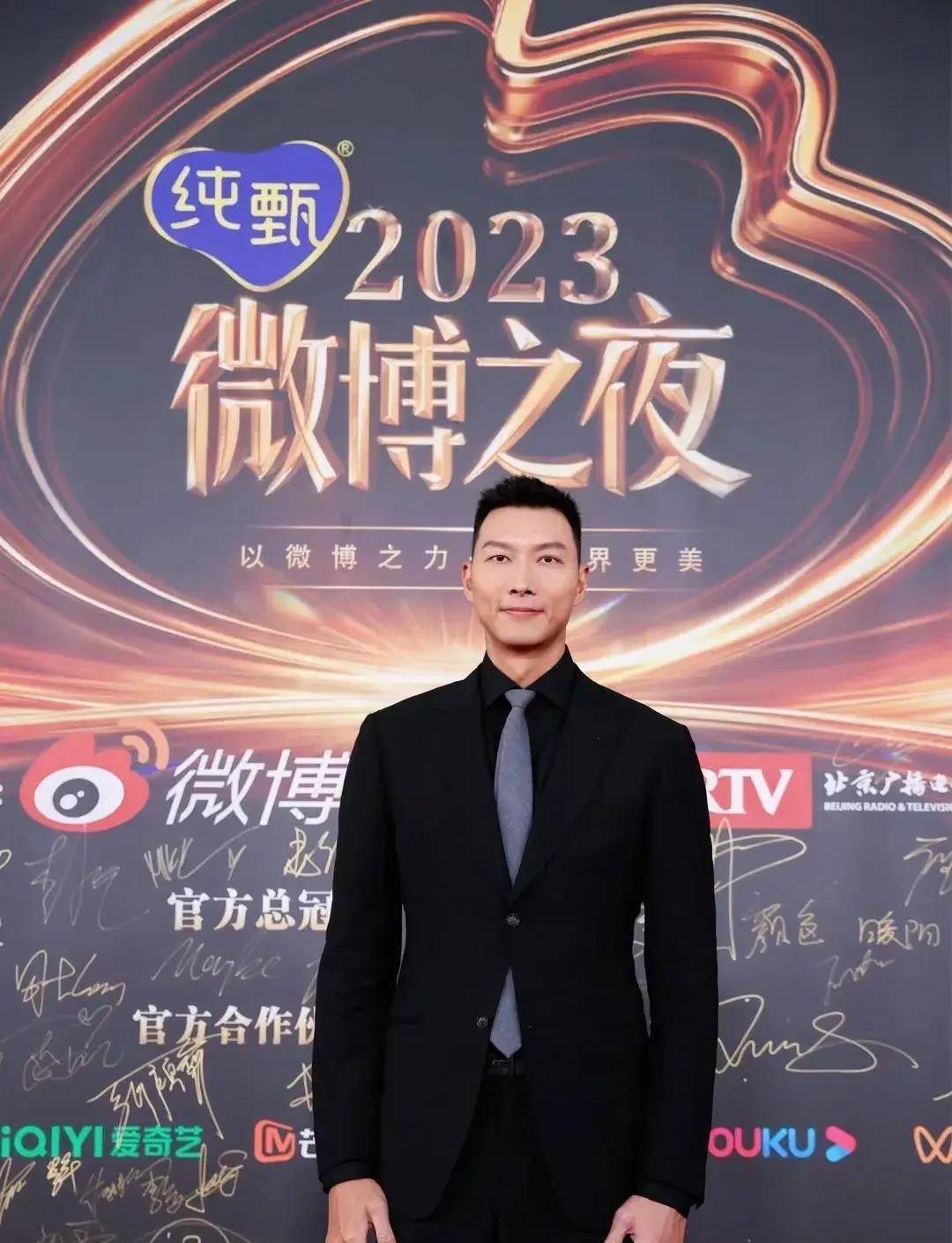 身穿黑色西装的易建联是不是特别帅气十足呢!