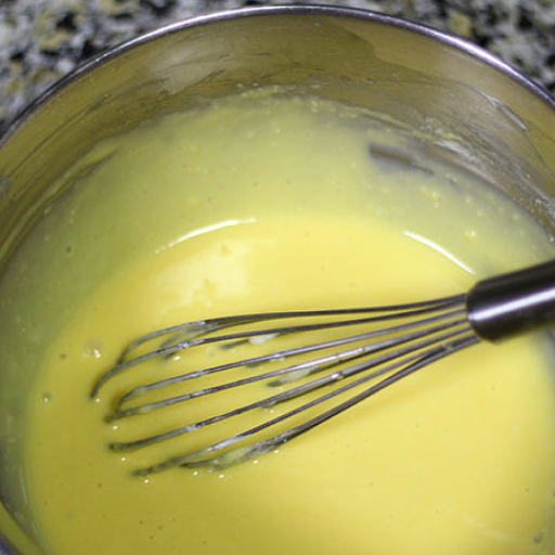 然后滴入淡蓝色食用色素,快速搅拌均匀即可湿性发泡就是提起打蛋器,是