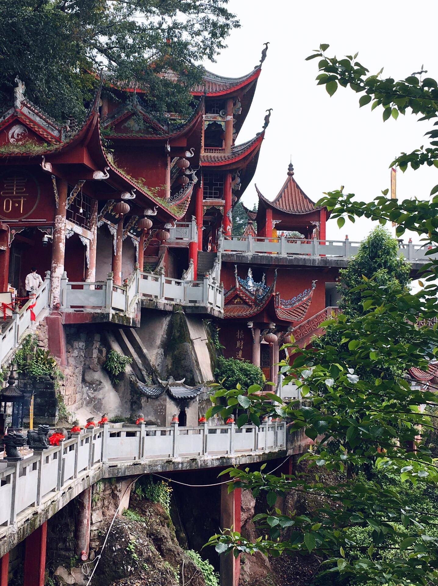 这一切发生在重庆就很合理.地铁直达!_龙泉洞_红岩村_道观