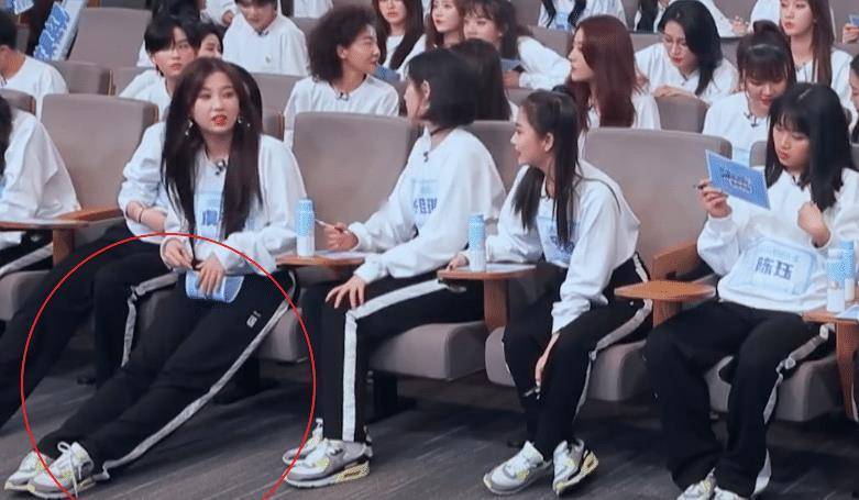 个子不足1米7,大长腿实力抢镜_坐姿_画面_女孩