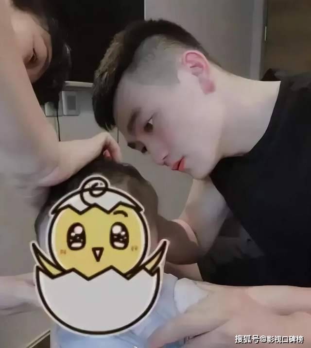 在网络上一直传闻,张馨予与何教官结婚后诞下一名小公主,但是夫妻俩