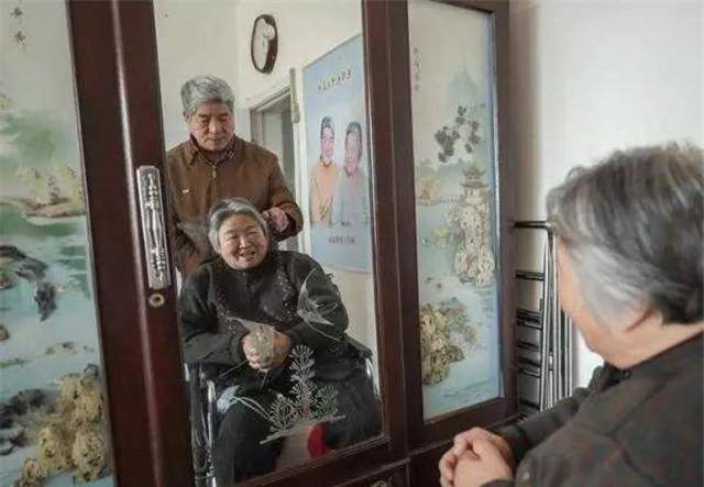 好夫王世所妻子产女后瘫痪他为陪伴妻子推拿按摩43年见真情