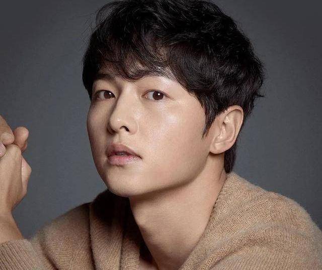 分手一年后,宋仲基近照颜值下滑,宋慧乔却判若两人,美出新高度