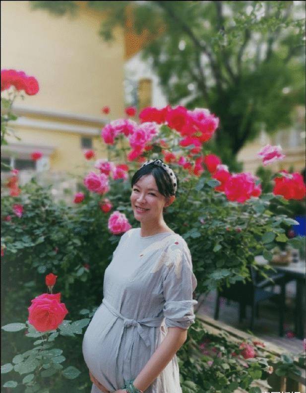 李艾一家三口逛菜市场灯泡在妈妈怀里乱蹦夫妻紧挨秀恩爱超甜
