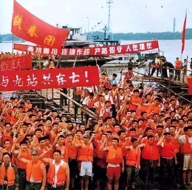 原创98年中将抗洪现场偶遇儿子批评到我脱了三层皮你还没我黑