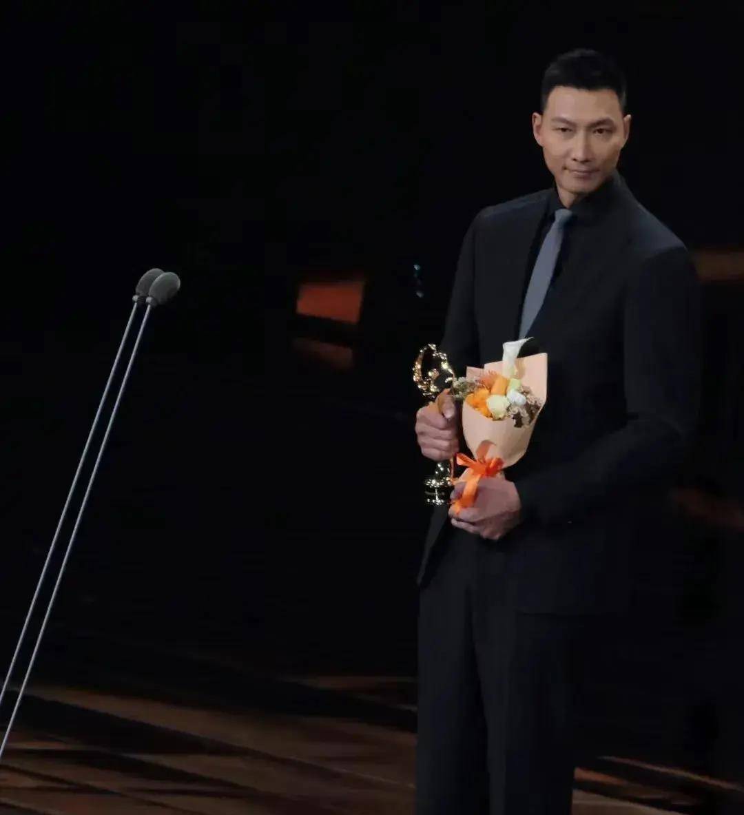 身穿黑色西装的易建联是不是特别帅气十足呢!