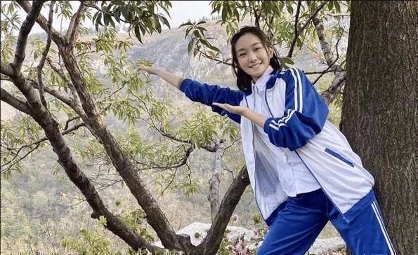 原创孙俪妹妹拍照风格多变手持复古扇娇羞温婉站护栏插裤兜酷又飒