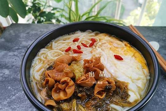 在家自制肥肠米粉,比小吃店的更实惠,酸辣爽口,超赞