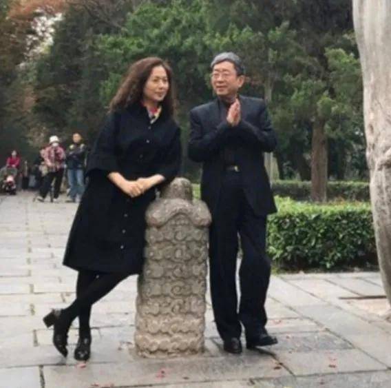 在街头的凹造型照片中,马兰身穿黑色毛呢裙配黑色丝袜和皮鞋,长卷发的