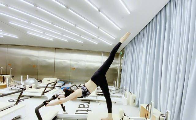 原创董璇练高难度普拉提甩秋膘身姿柔软劈叉下腰毫无难度