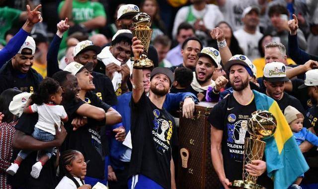 原创勇士的两次总决赛亚军73胜纪录年与五星阵容之争