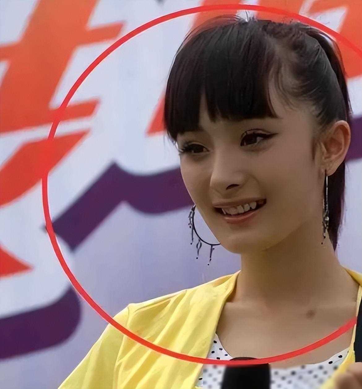 杨幂与成龙搂抱传闻网友热议其整容话题