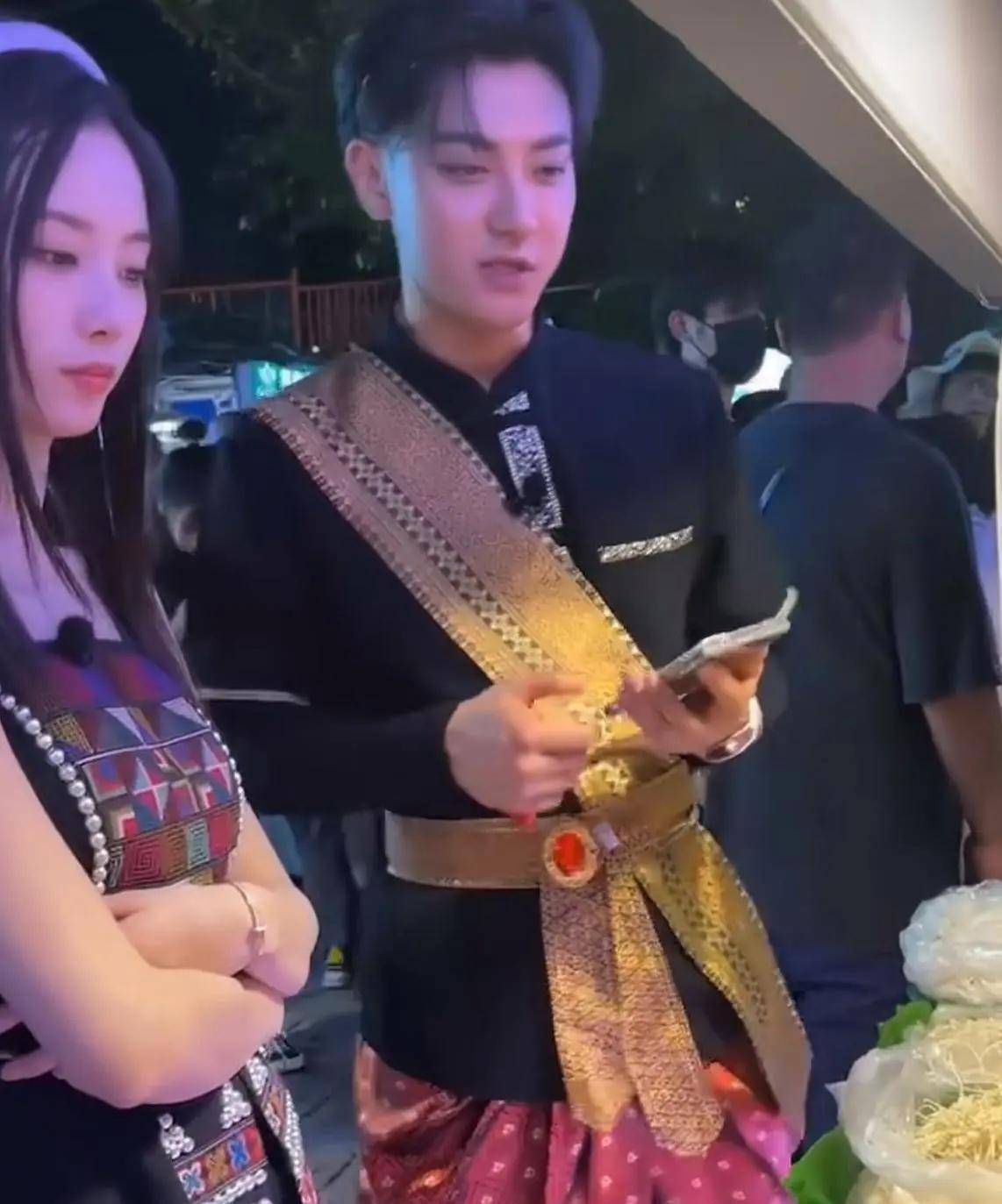 黄子韬徐艺洋感情稳定当众挽手吃同一块饼就是对外不承认