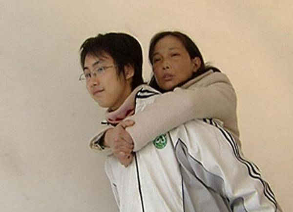 原创曾是背母上学的道德模范10年后选择变性的刘婷近况如何