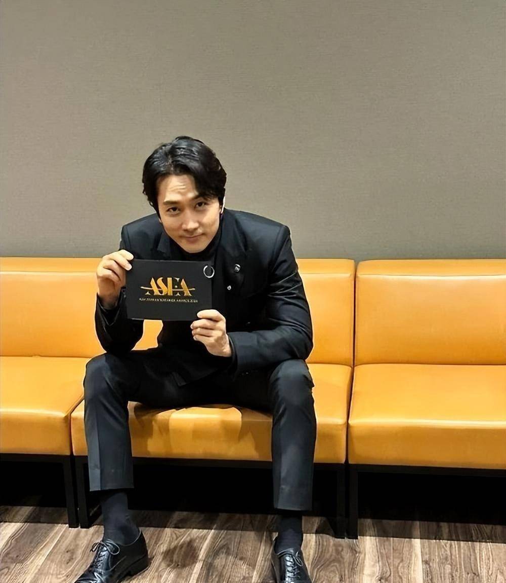 宋承宪晒与全汝彬合照网友两人年龄相差13岁看起来却很匹配