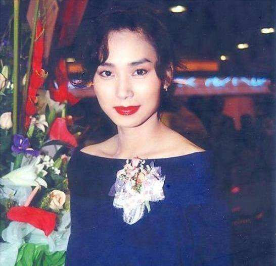 邝美云替张曼玉代唱成歌手35岁含泪分手告别歌坛今成慈善家