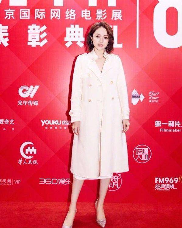 董璇缺钱了频繁出席活动涂红唇穿紧身裙打扮妖艳