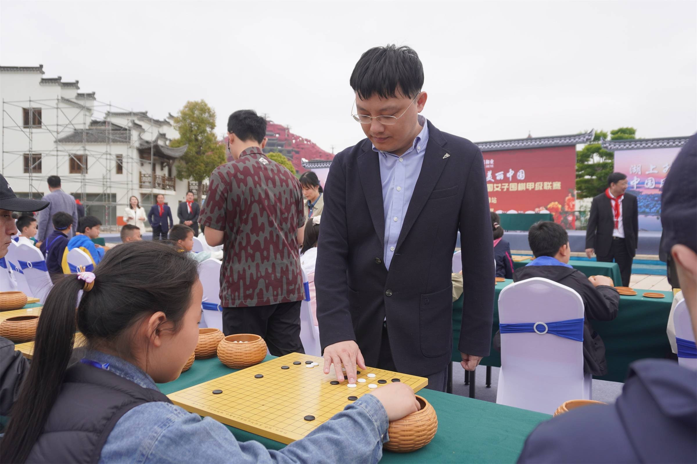 女子围甲蚌埠站捐赠希望教室并举办指导棋_活动_中国_围棋