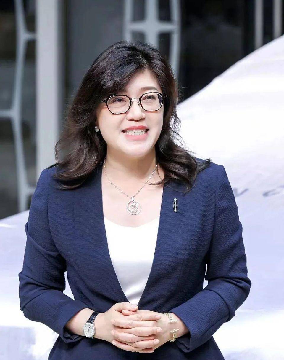记得乐逗同学早前看过一篇媒体采访报道,朱梅君女士好像是中国台湾人