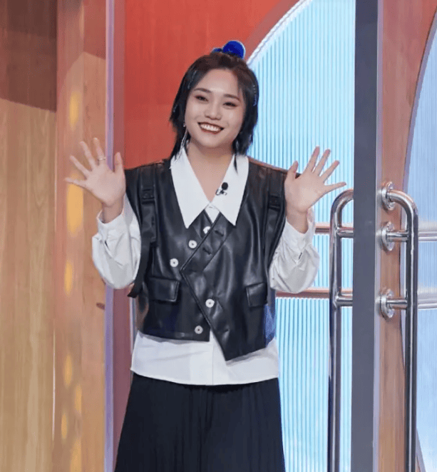 李雪琴暴瘦50斤,美的太惊艳!穿针织衫配阔腿裤,又甜又酷嫩似高中生