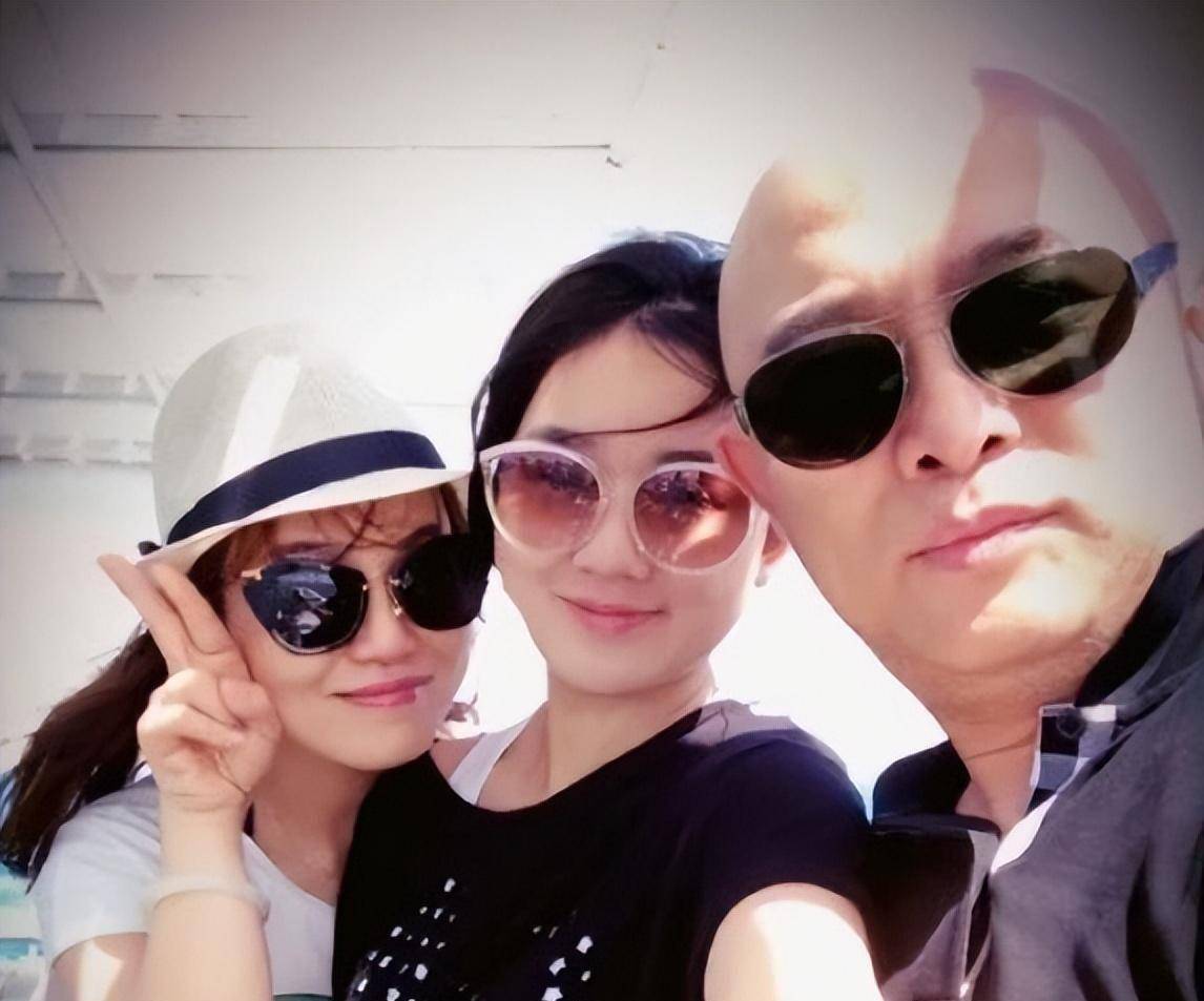 孟非展现了惊人的忍耐力,除了主持结婚节目之外,他还能够沉着地应对