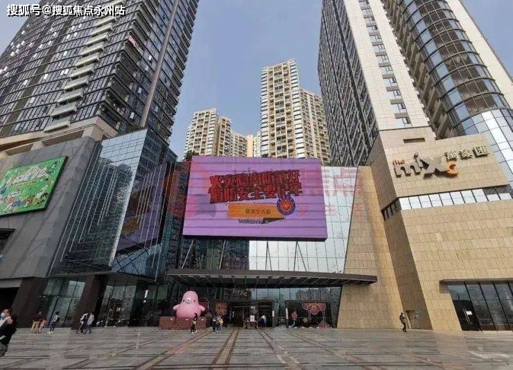 除了万象汇之外,项目周边还有信义商业街,万科红生活广场,沃尔玛等