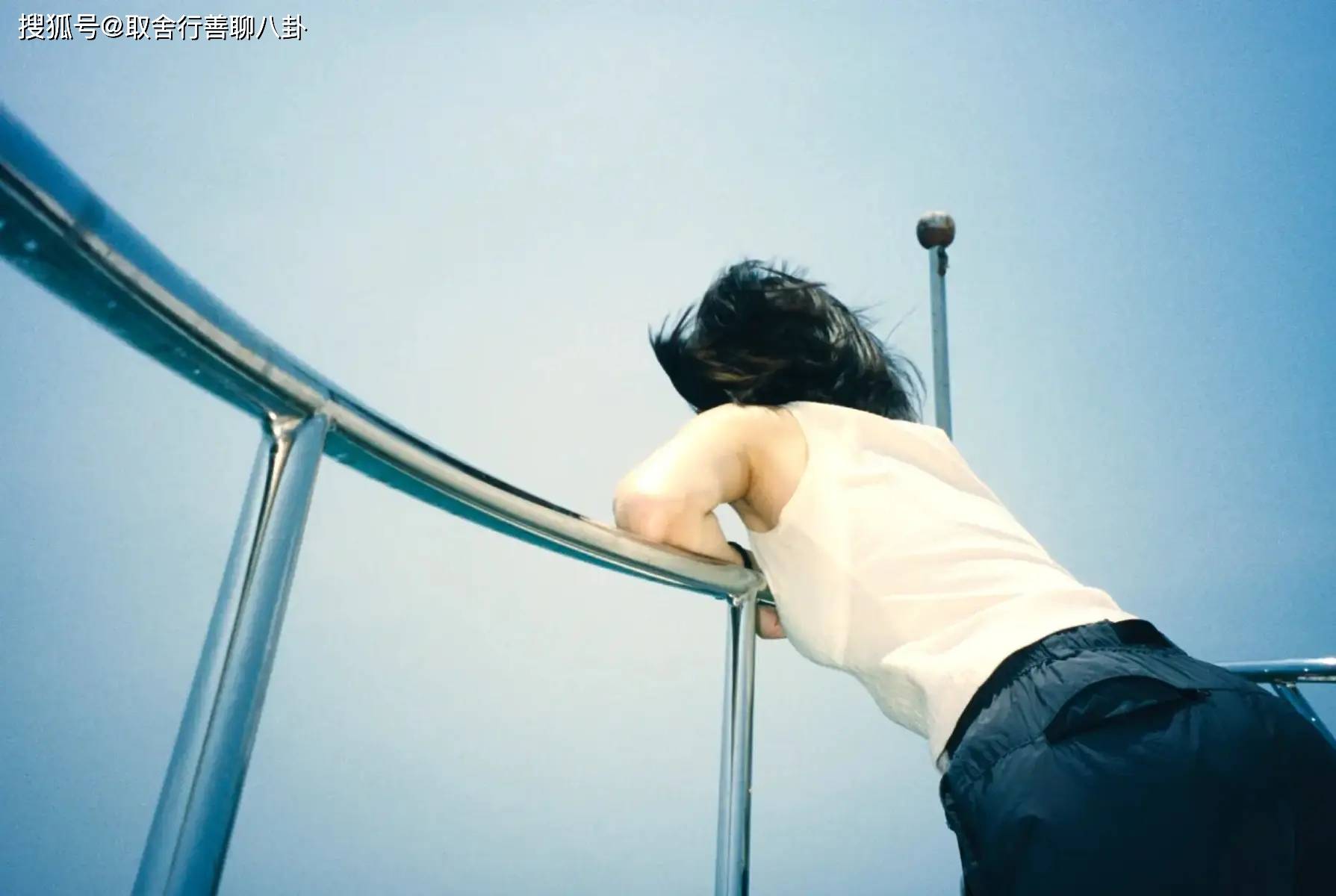 原创文淇度假泳装照曝光露甜美笑容元气十足身材纤瘦有型状态超好