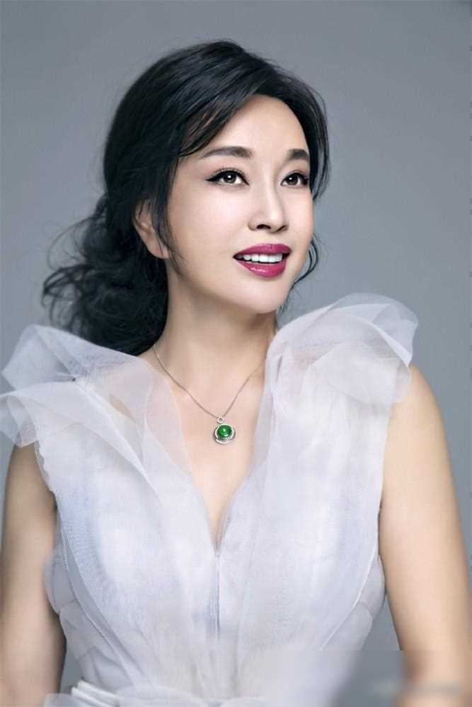 原创刘晓庆红裙小鲜肉豪宅依偎跨越年龄的魅力之约