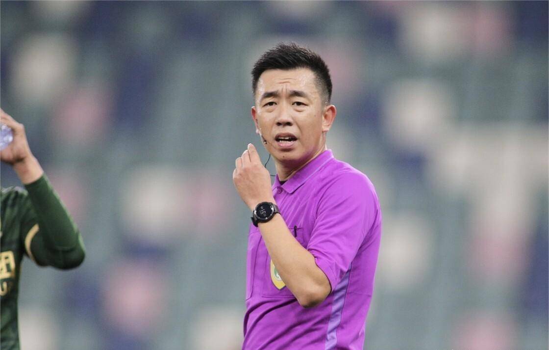 原创女边裁亮相搭档马宁执法海港泰山梁松尚首秀李海新主哨京沪