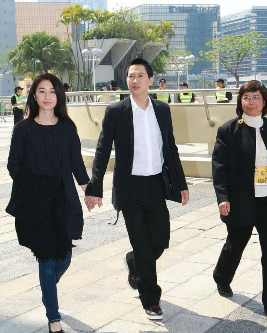 张家辉全家福曝光!58岁关咏荷面容沧桑引热议,17岁女儿简直是老爸翻版