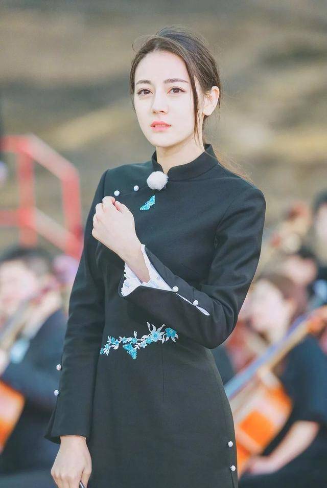 原创迪丽热巴成宅男女神穿旗袍展现s型身材发光美貌更吸睛