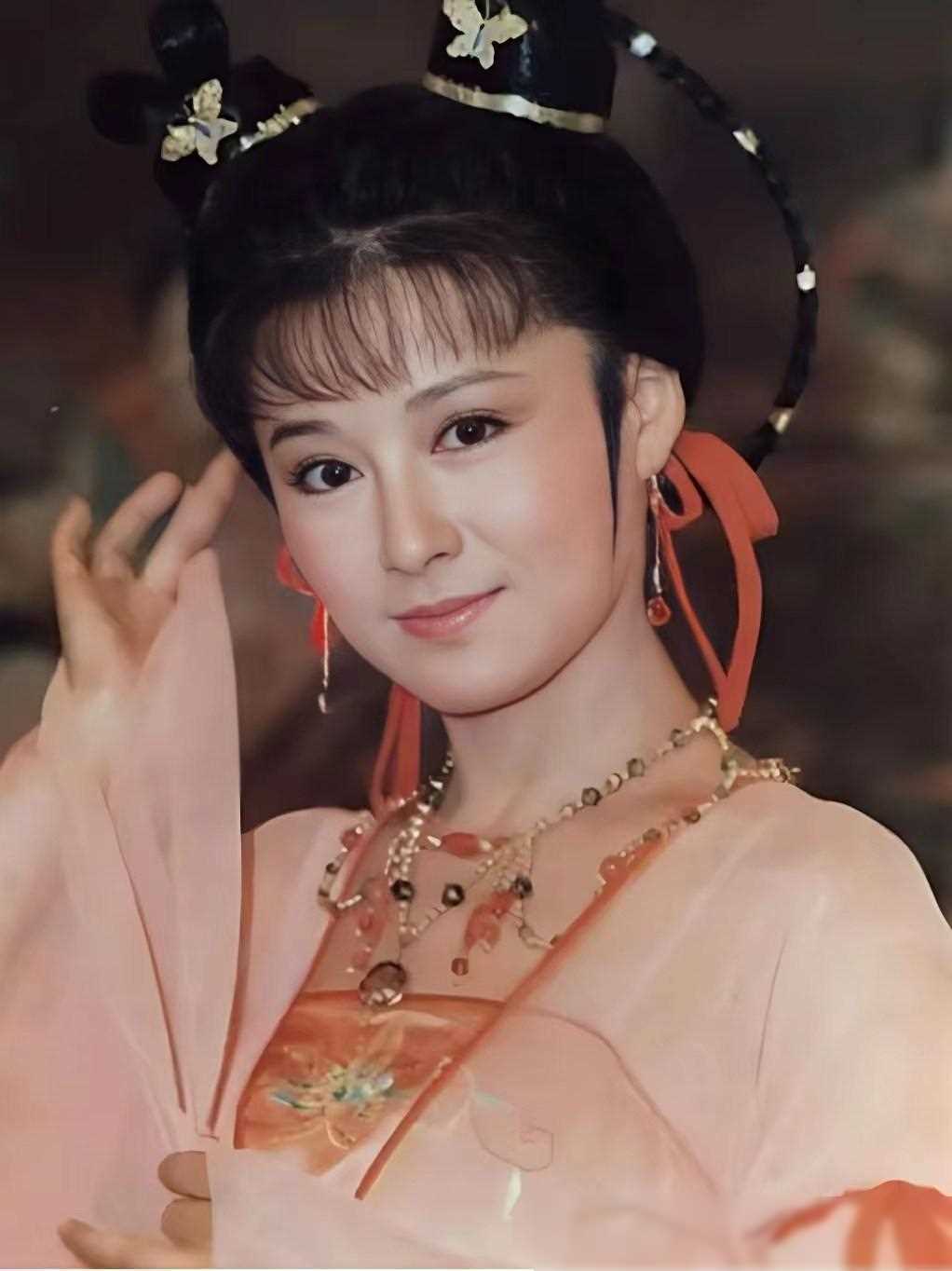 她才是最美小龙女,当年红极一时,如今75岁仍风华绝代_潘迎紫_心态