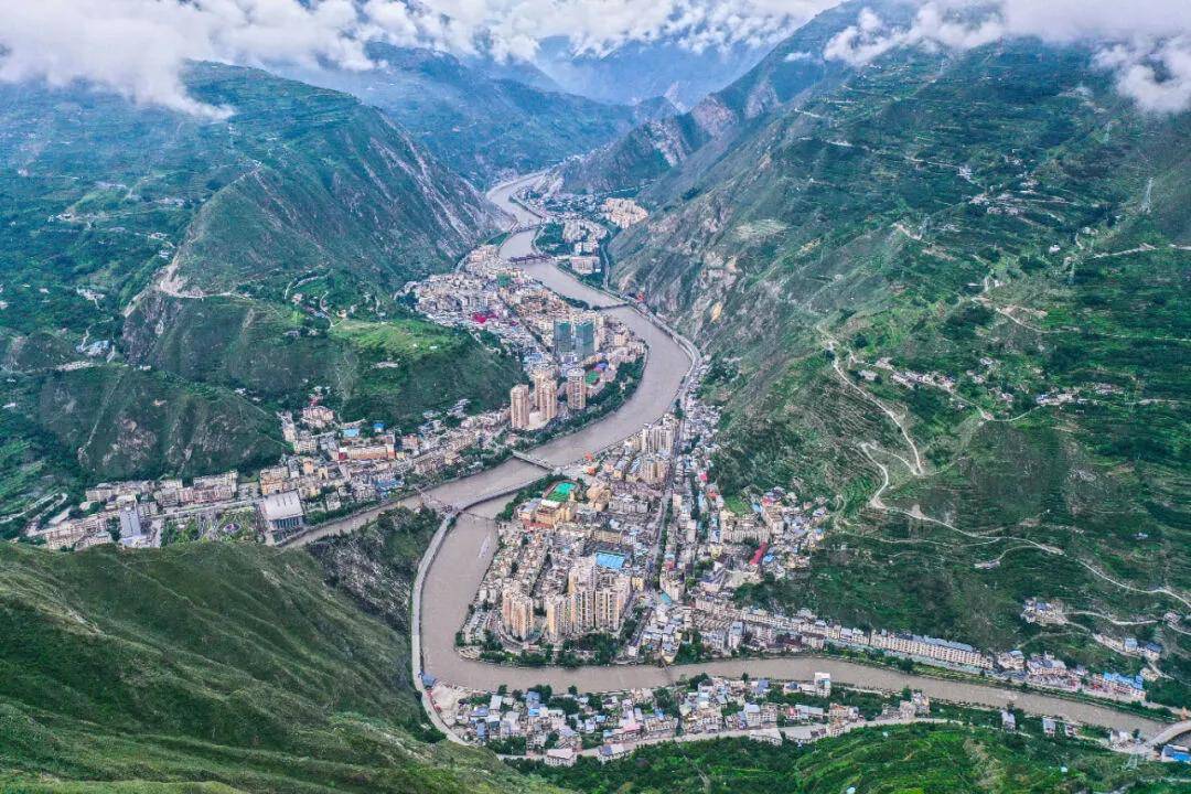 俞敏洪走进四川阿坝第一站带你读懂汶川