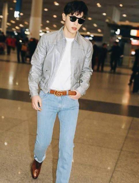 他咧嘴笑的样子也像极了大家心里的初恋男神,不过邓伦很少走青春偶像