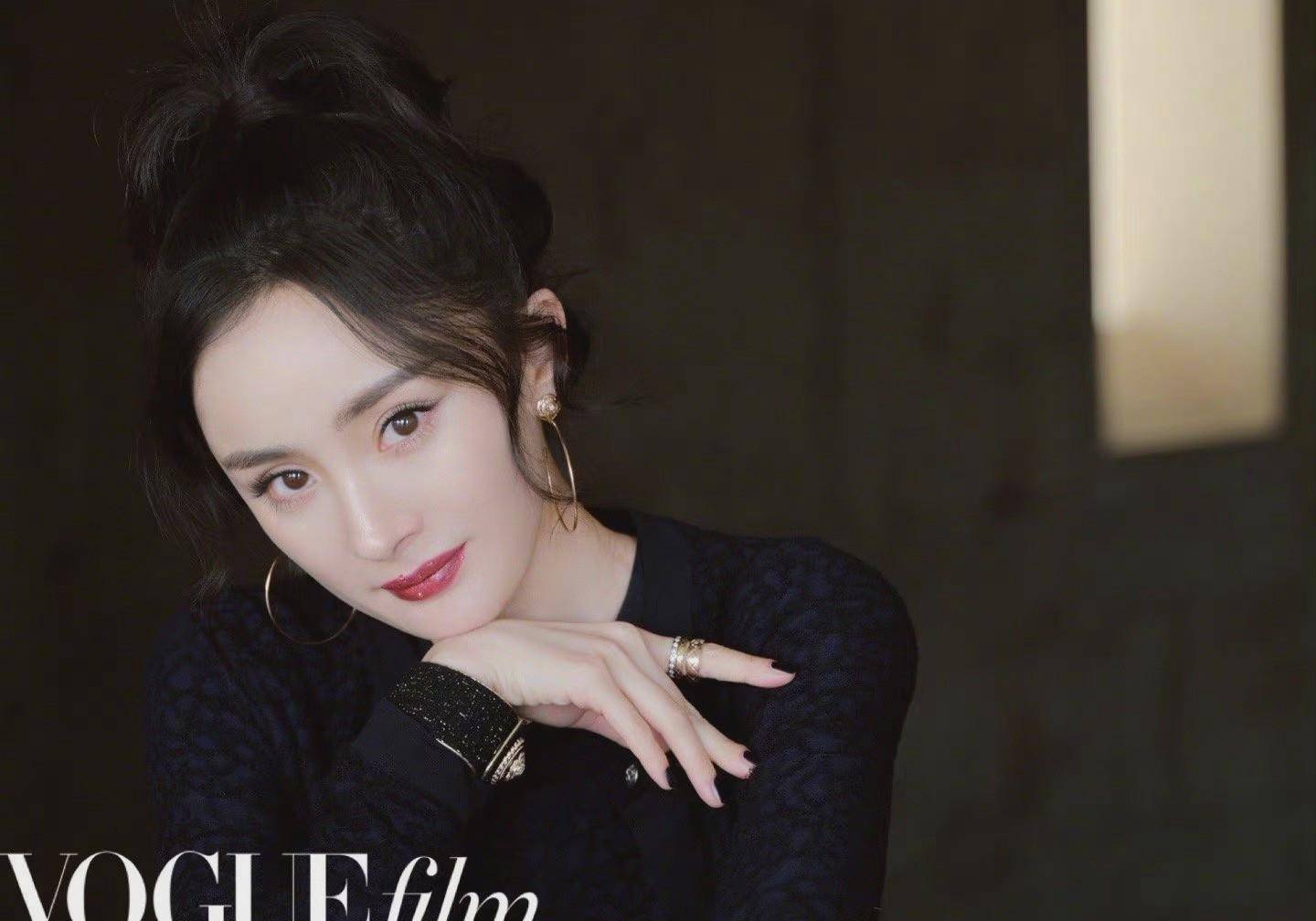 原创杨幂高清写真贵妇姿态太到位了小蛮腰大长腿吸睛五官太漂亮