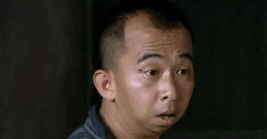 原创丑角巨兴茂27年饰演配角秃头龅牙下巴短却逆袭成亿万导演