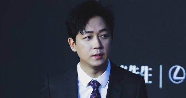 母子俩看起来温馨无比,也不由让人感慨潘粤明的现状了,虽然当年的事情