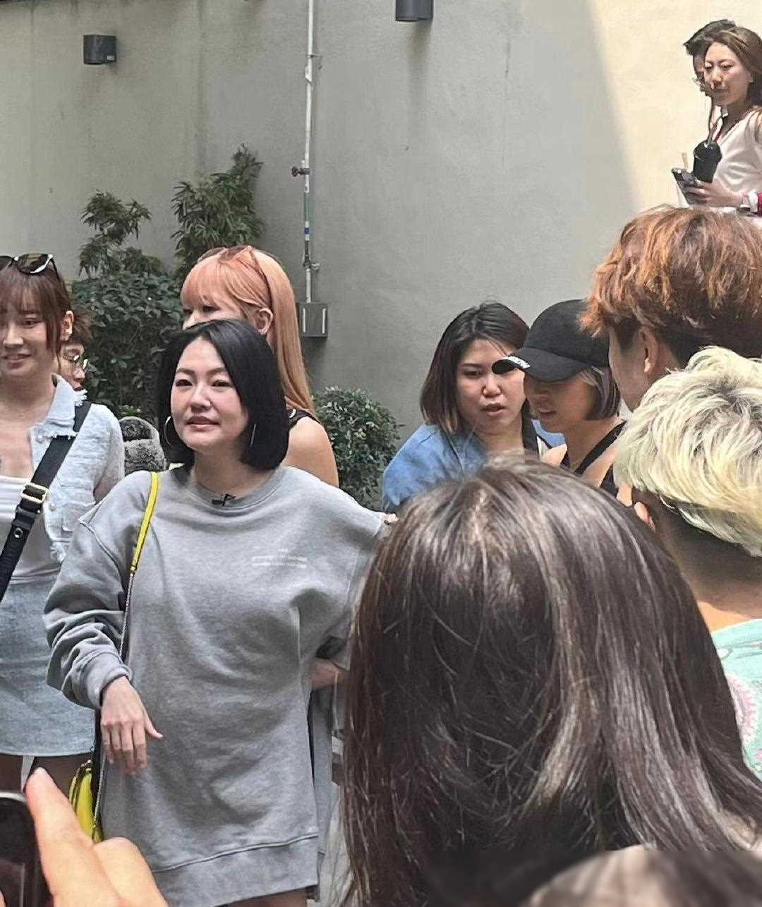 原创小s香港录节目被围观路人生图近照曝光笑容灿烂心情极佳