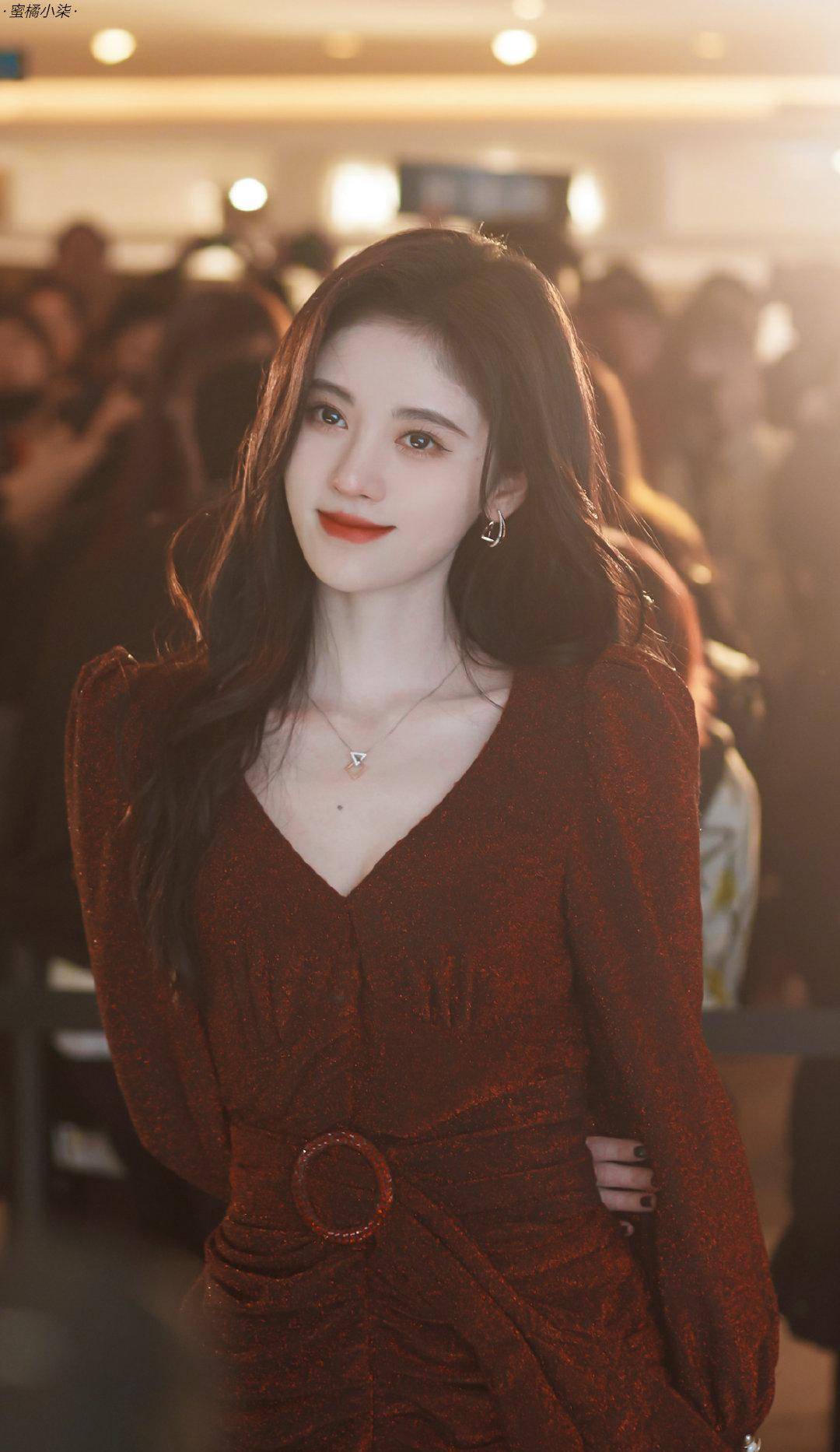 其实早在2018年,鞠婧祎已经获得"微博年度进取艺人"的奖项,演完了