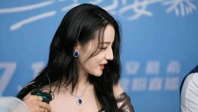 迪丽热巴穿人鱼公主裙亮相戴墨镜直播是因为眼部长了个麦粒肿