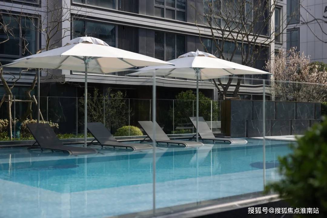 400-9939-964在本次开放的全景展示区中,澄澈的湖境泳池无疑是一大