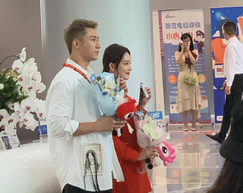 原创李沁新剧扫楼被抓拍没了爱上特种兵的滤镜颜值果然不一样