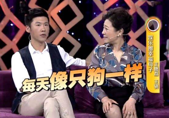 翻越围墙溜出学校,有的时候还会带上从校长的冰箱借"来的火腿肠和啤酒